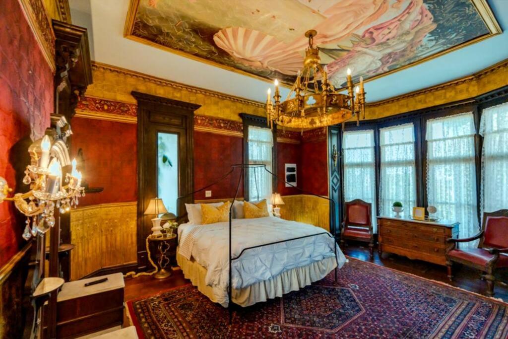Historical Mansion - Braun Manor