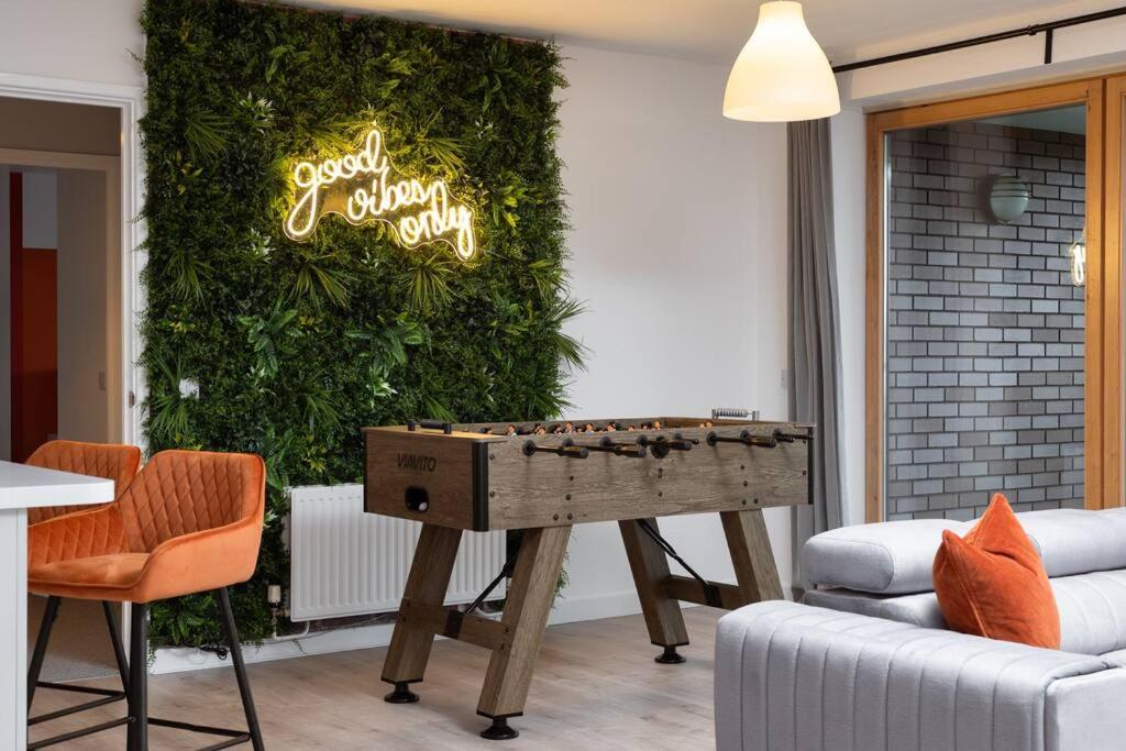 Luxury 2 bed, Central, Free Parking, Smart TV By Valore Property Services view 2
