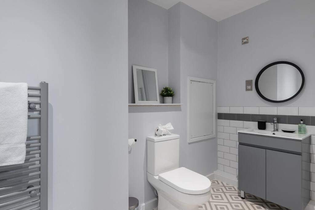 Luxury 2 bed, Central, Free Parking, Smart TV By Valore Property Services view 3