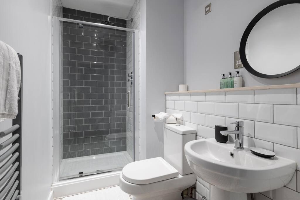 Luxury 2 bed, Central, Free Parking, Smart TV By Valore Property Services view 5