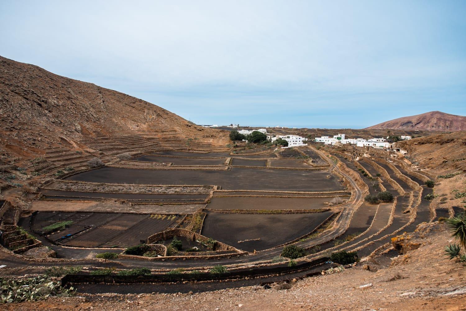 Casa volcán de caldera blanca