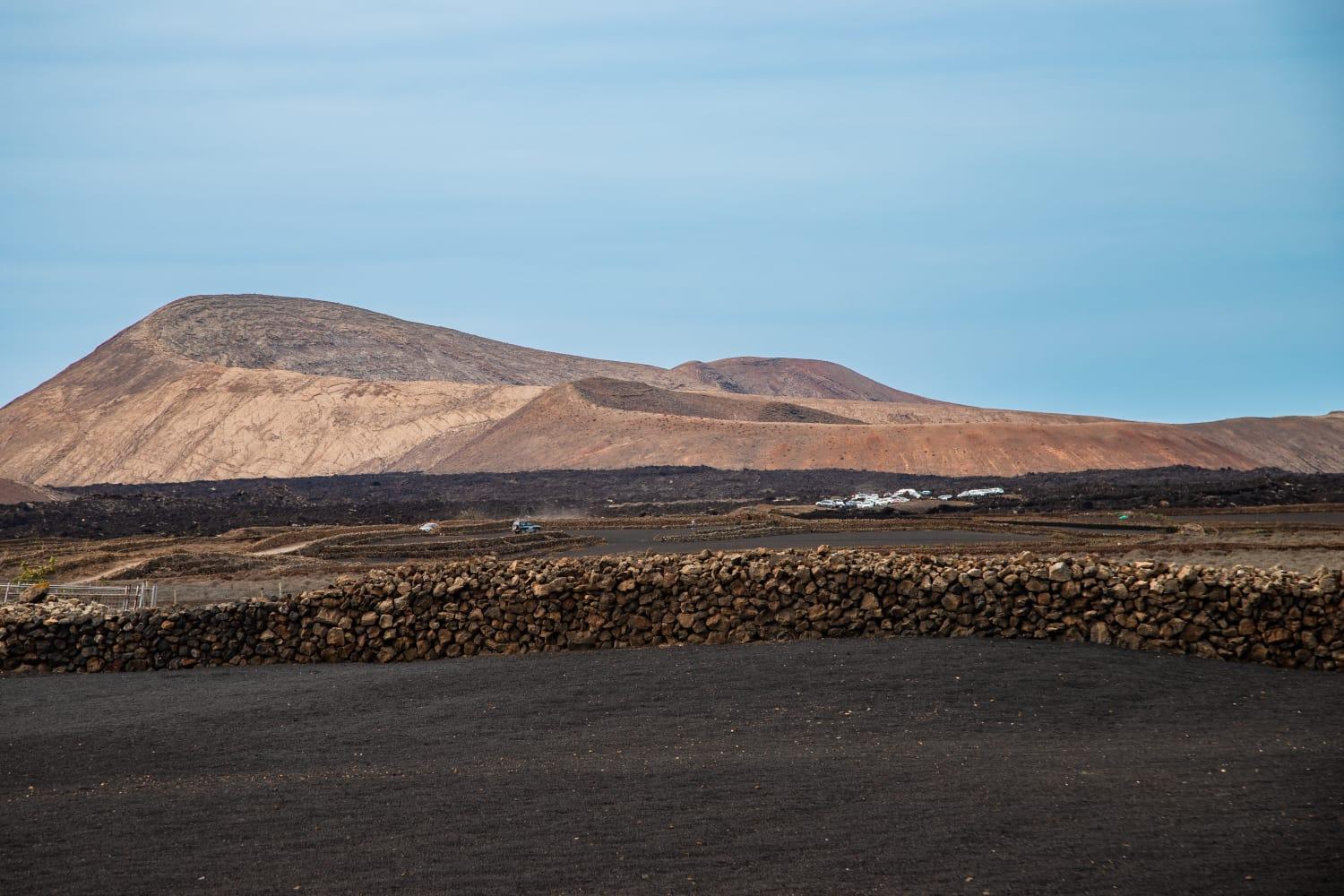 Casa volcán de caldera blanca