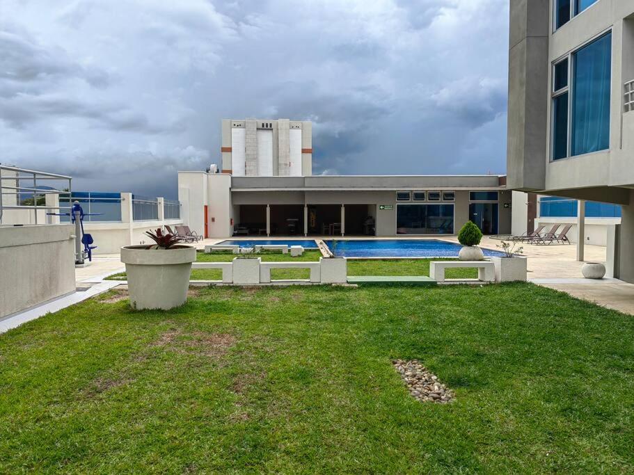 1001 Torres Los Yoses Apartamento con A/C y parqueo full equipado