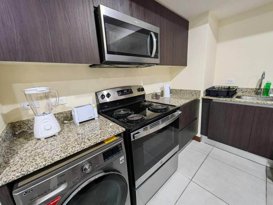 1001 Torres Los Yoses Apartamento con A/C y parqueo full equipado