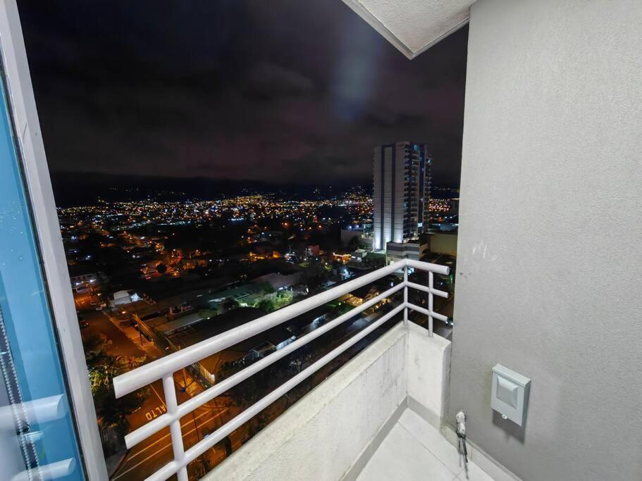 1001 Torres Los Yoses Apartamento con A/C y parqueo full equipado