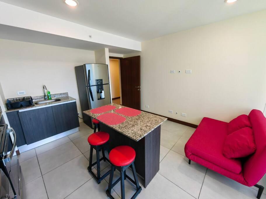 1001 Torres Los Yoses Apartamento con A/C y parqueo full equipado