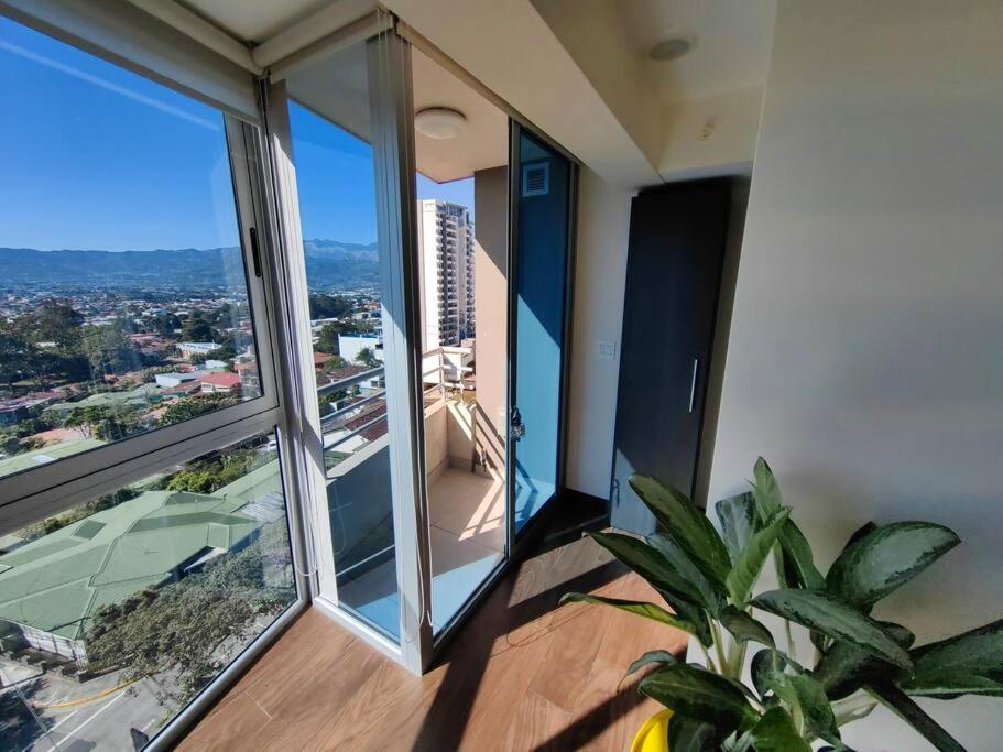 1001 Torres Los Yoses Apartamento con A/C y parqueo full equipado