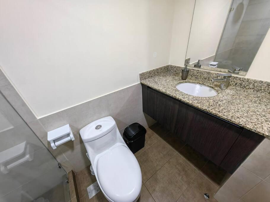 1001 Torres Los Yoses Apartamento con A/C y parqueo full equipado