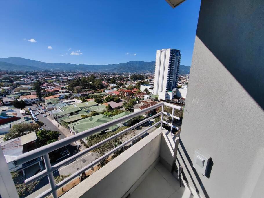 1001 Torres Los Yoses Apartamento con A/C y parqueo full equipado