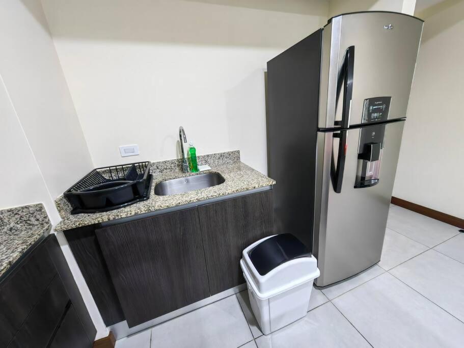 1001 Torres Los Yoses Apartamento con A/C y parqueo full equipado