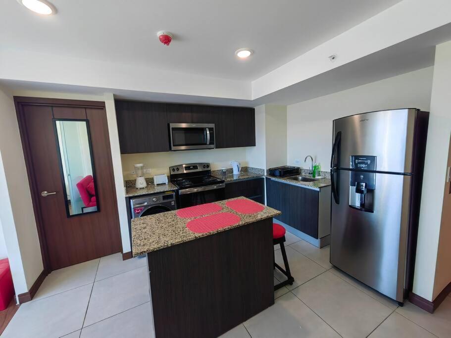 1001 Torres Los Yoses Apartamento con A/C y parqueo full equipado