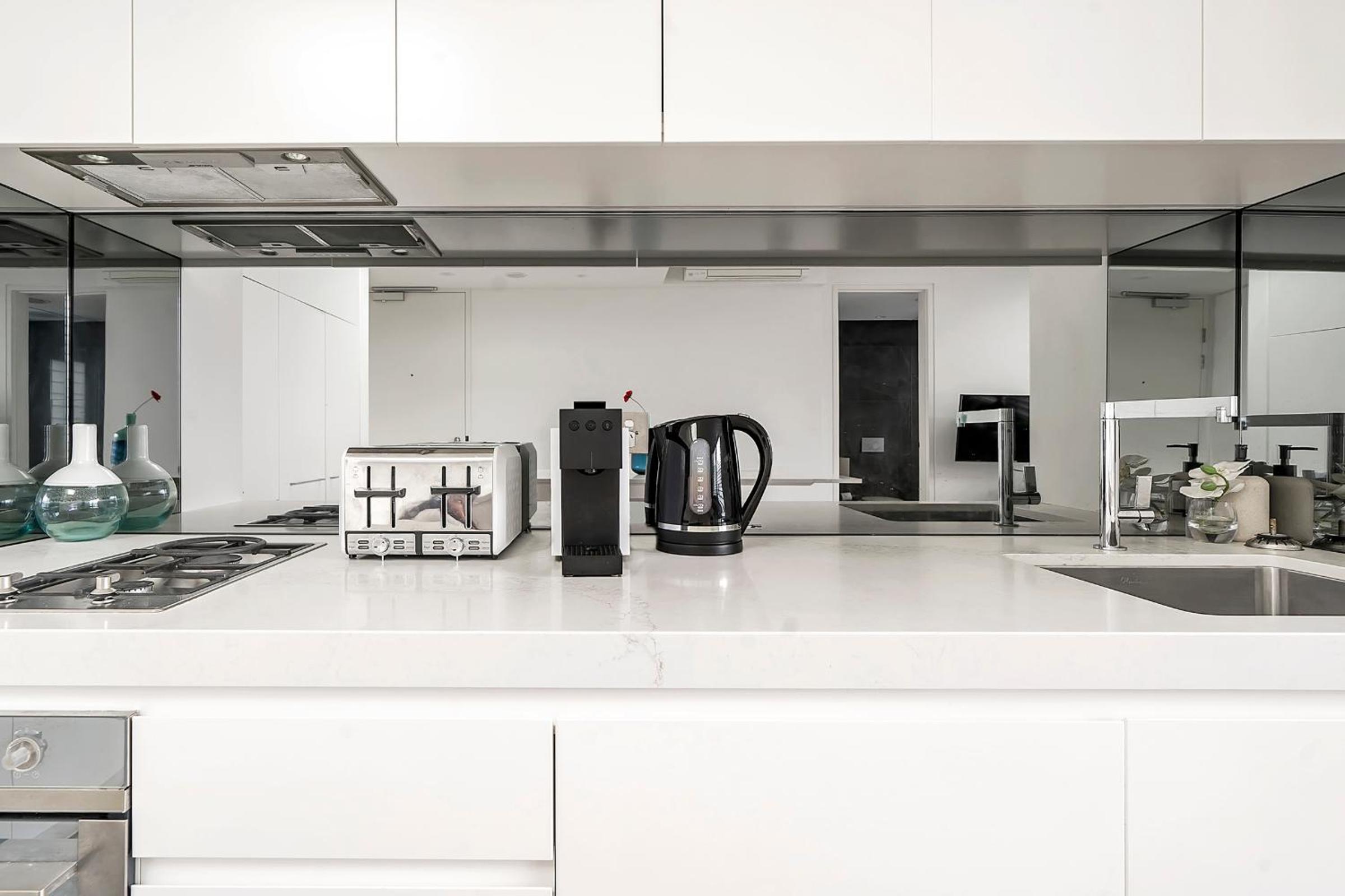 Stylish 1BR Apartment with Skylight near Bondi Beach