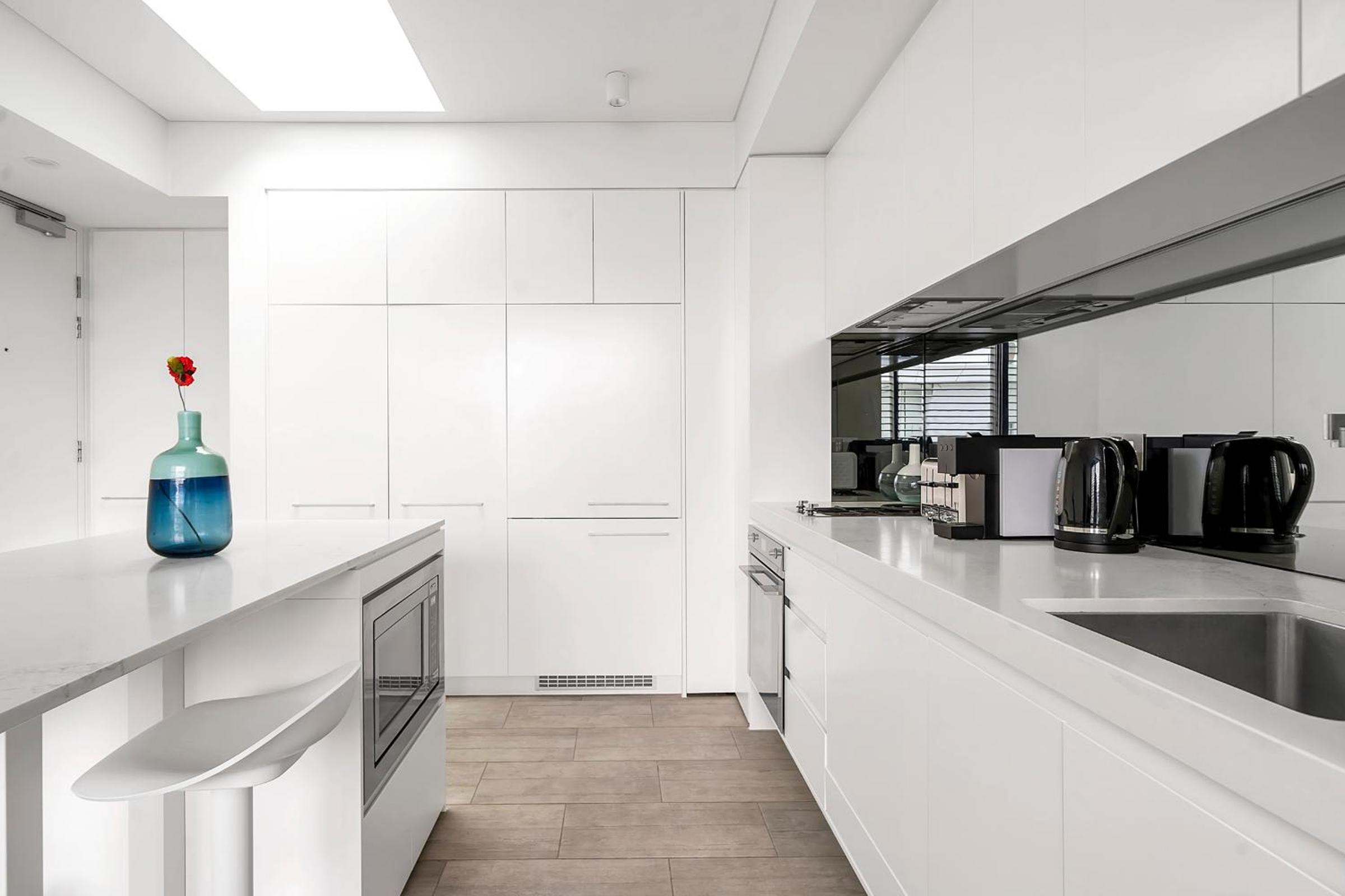 Stylish 1BR Apartment with Skylight near Bondi Beach