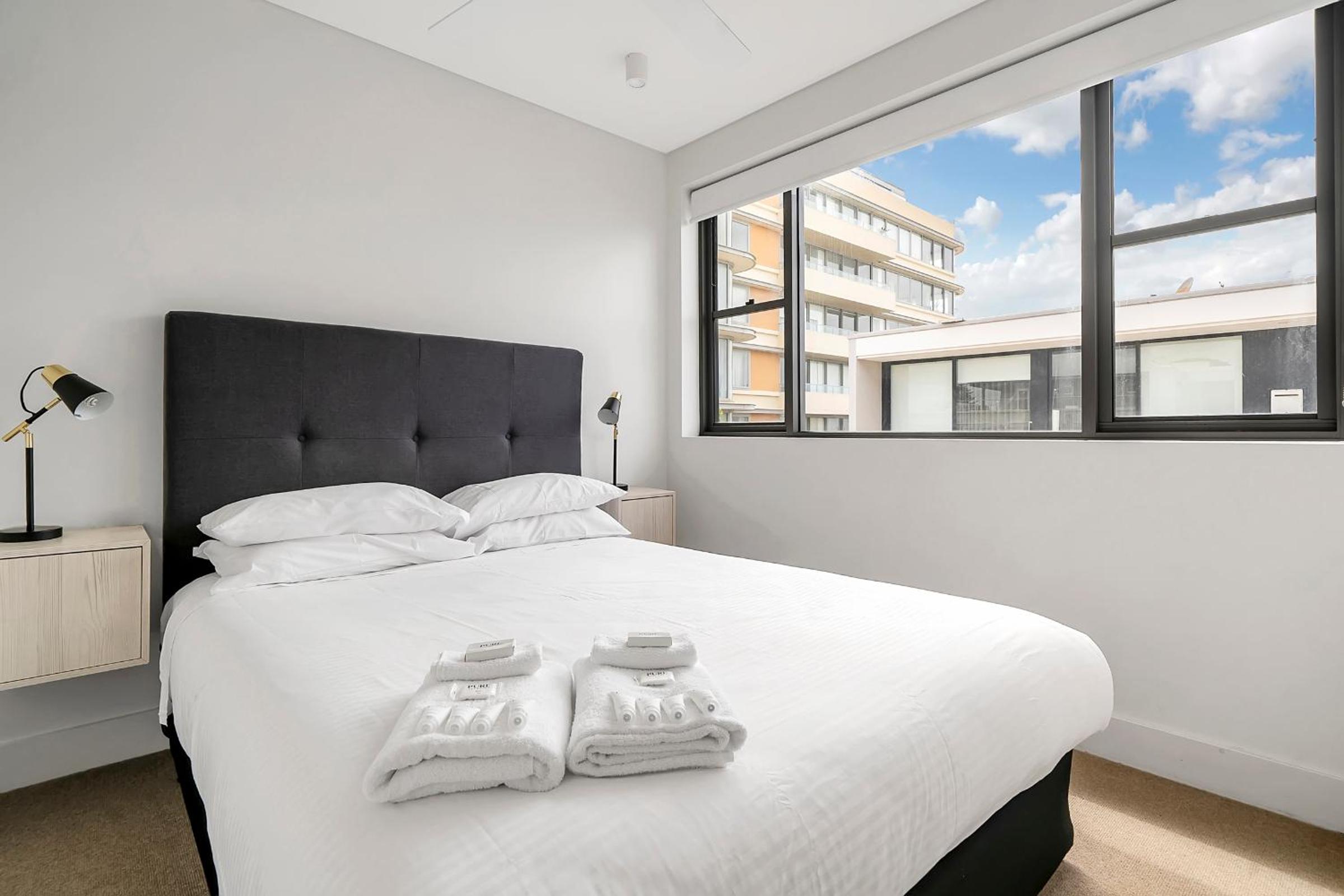 Stylish 1BR Apartment with Skylight near Bondi Beach