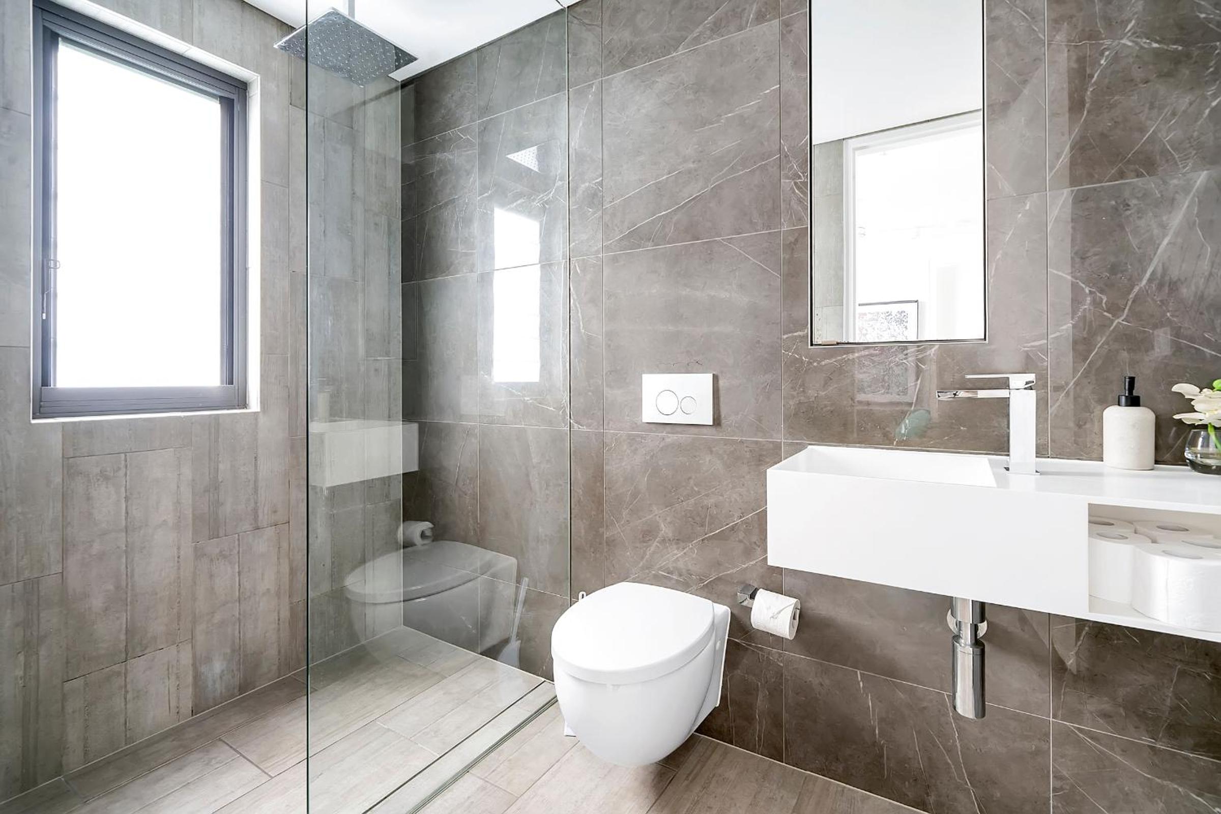 Stylish 1BR Apartment with Skylight near Bondi Beach