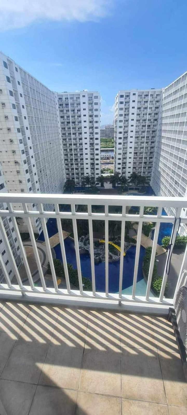 SHORE Residences C2 Tower with balcony