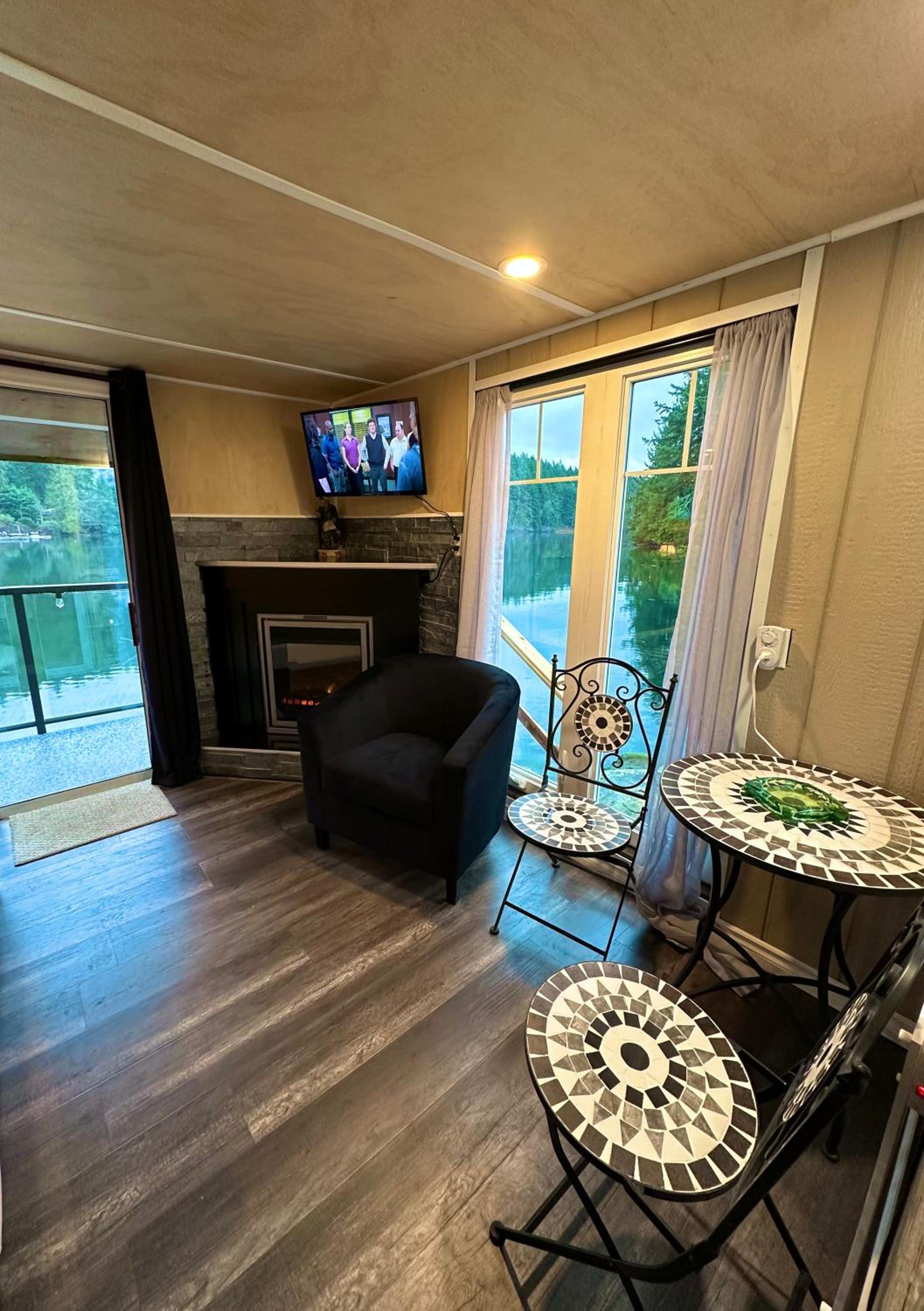 Trails End Beach House suite with hot tub and beach bedroom cabin!