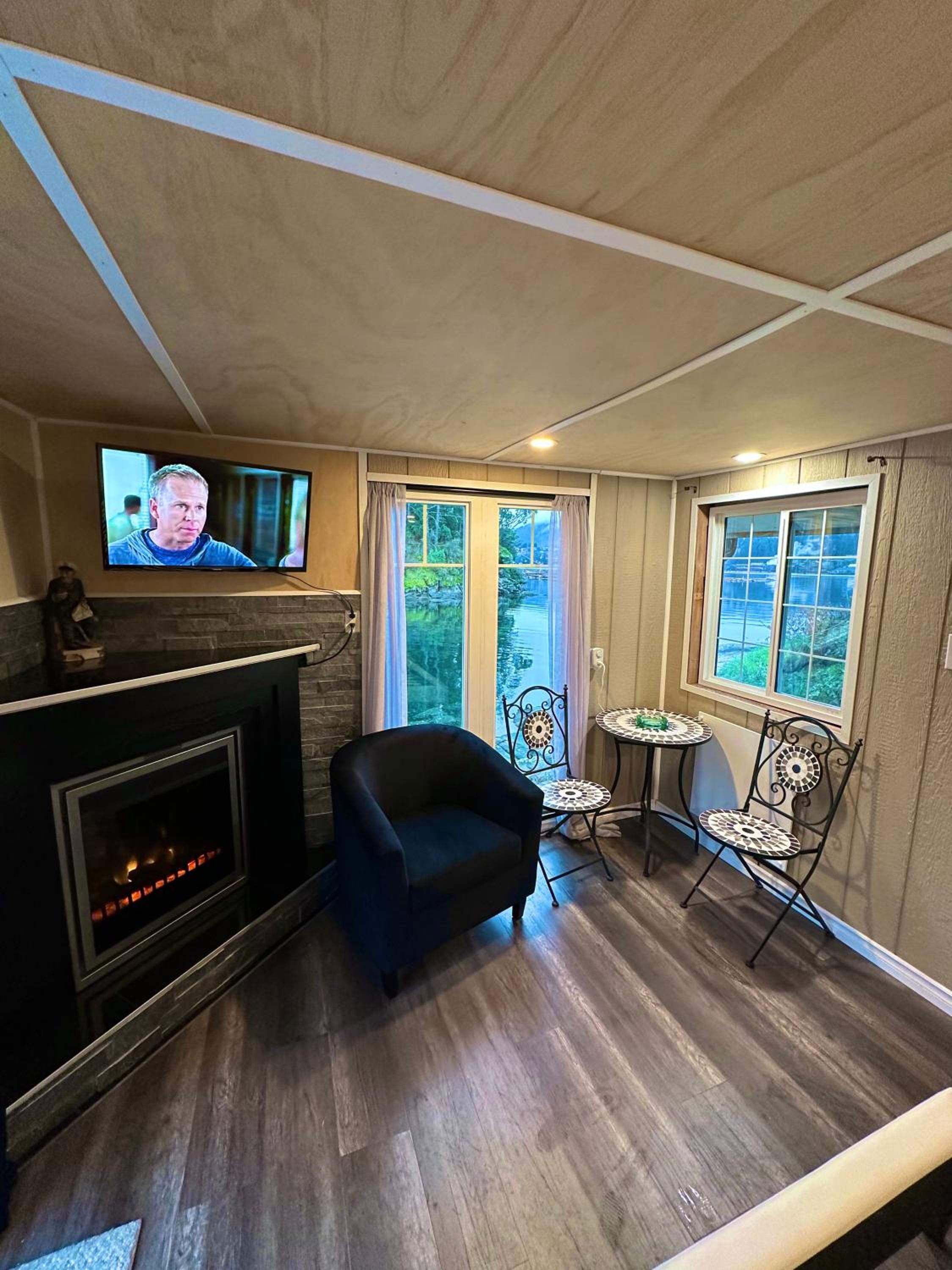 Trails End Beach House suite with hot tub and beach bedroom cabin!