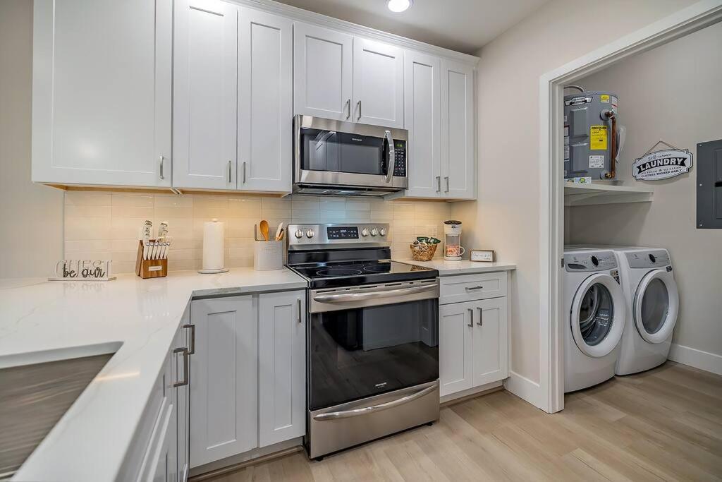 Modern Desert Retreat Walk to Dining & Shopping Near Scenic Hikes & Trails view 4