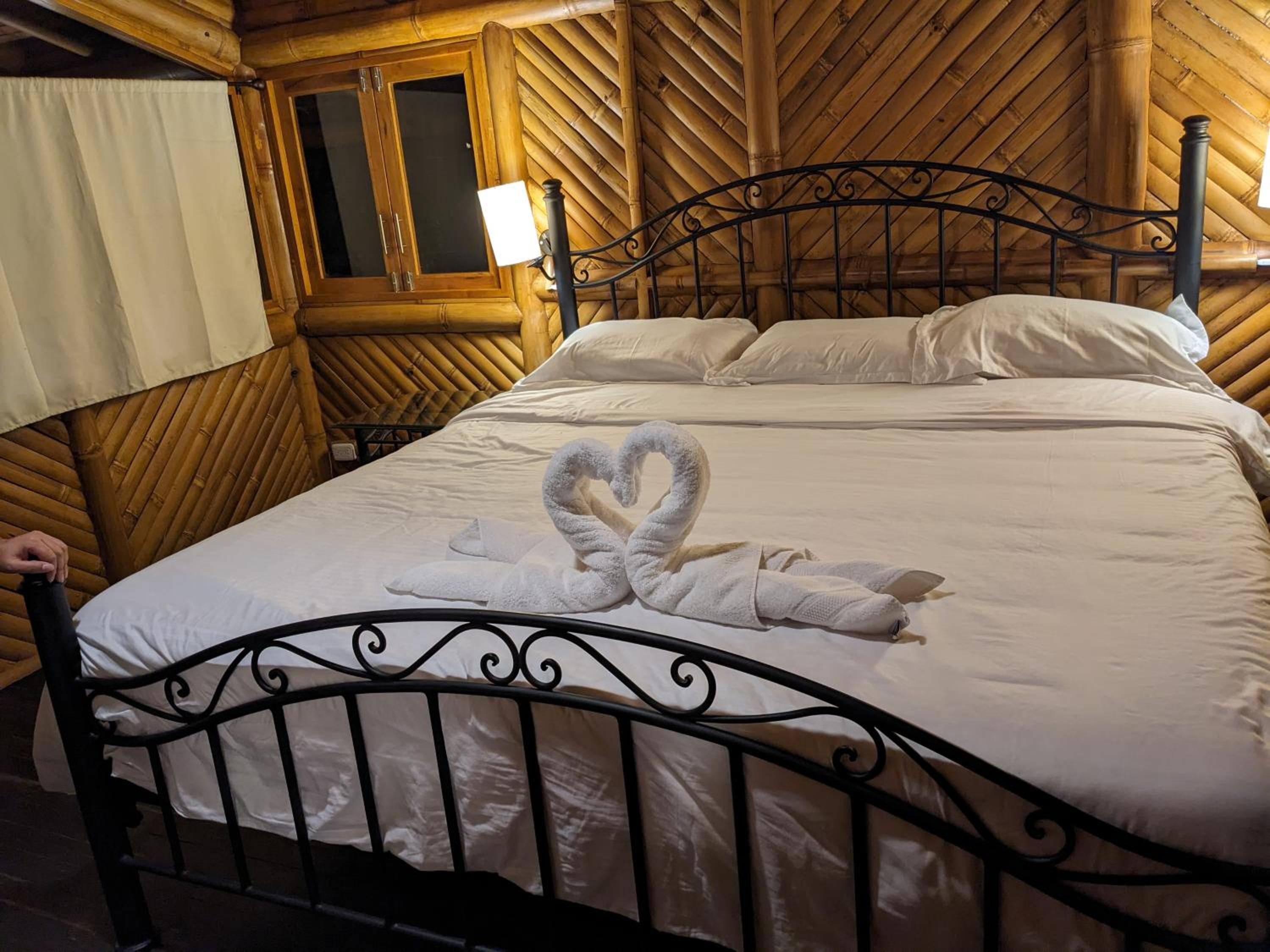 GOLDEN TREE MINDO ECO-LODGE