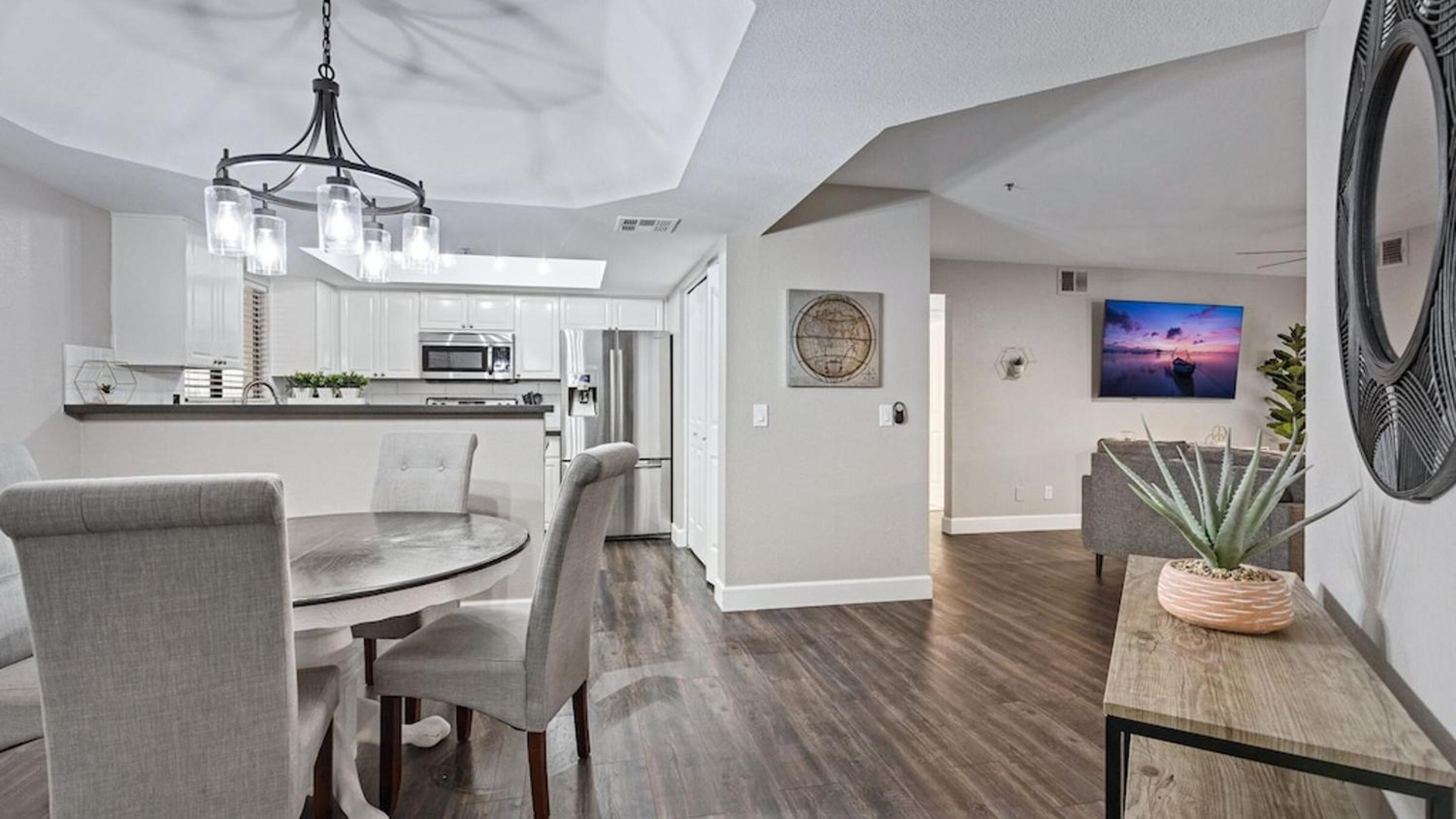 Beautiful newly remodeled 2-Bdrm Biltmore Condo view 3
