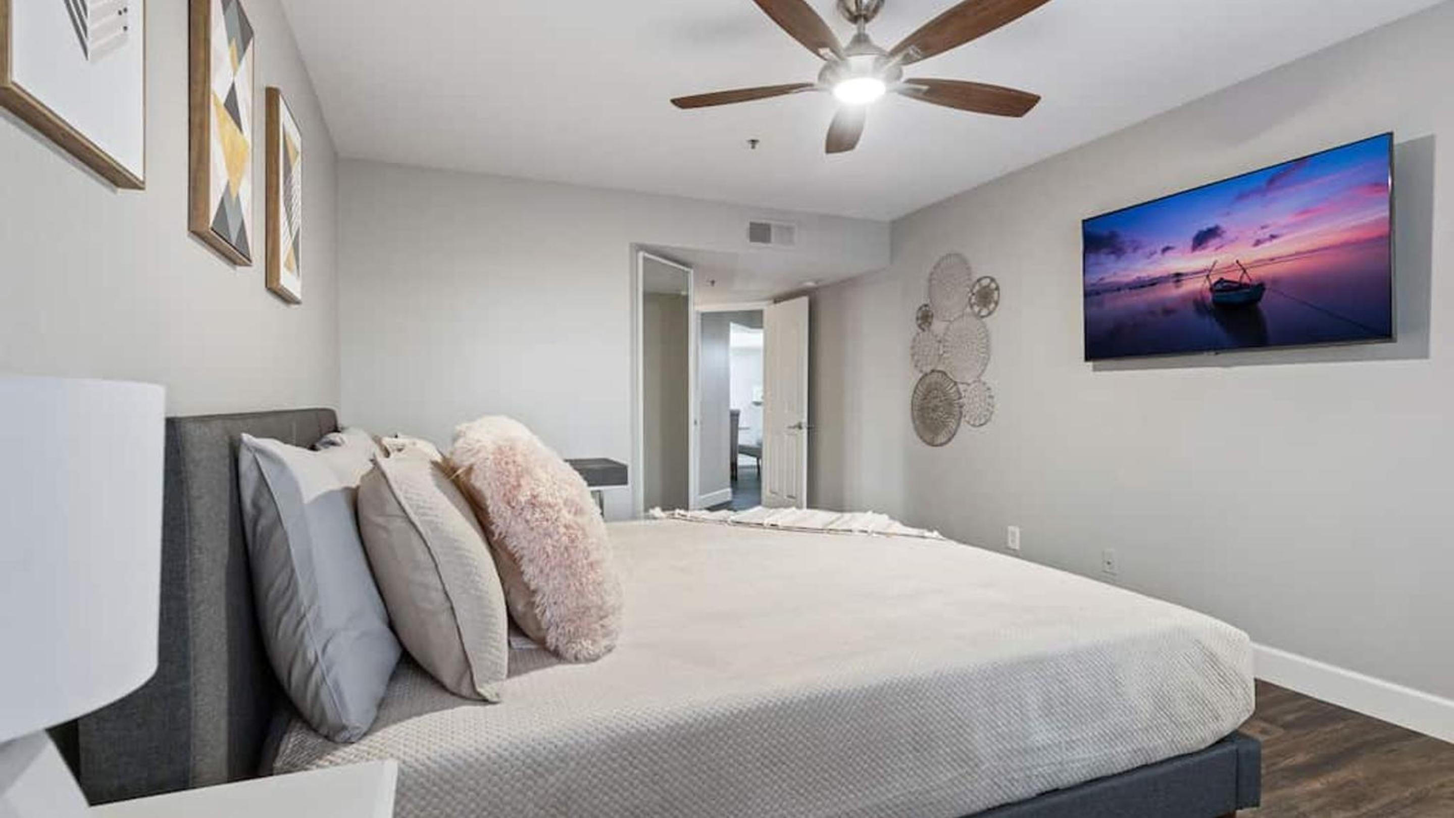 Beautiful newly remodeled 2-Bdrm Biltmore Condo view 4