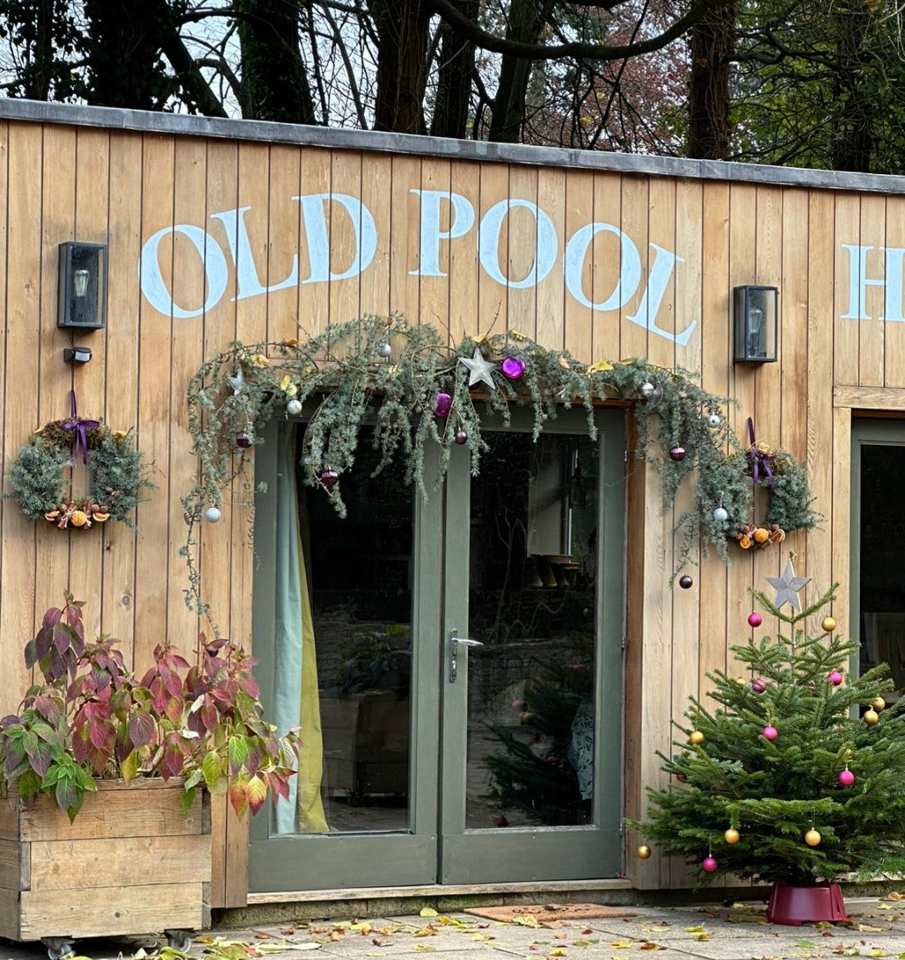 The Old Pool House, Stylish Large Studio in Private Country Estate with Air Con