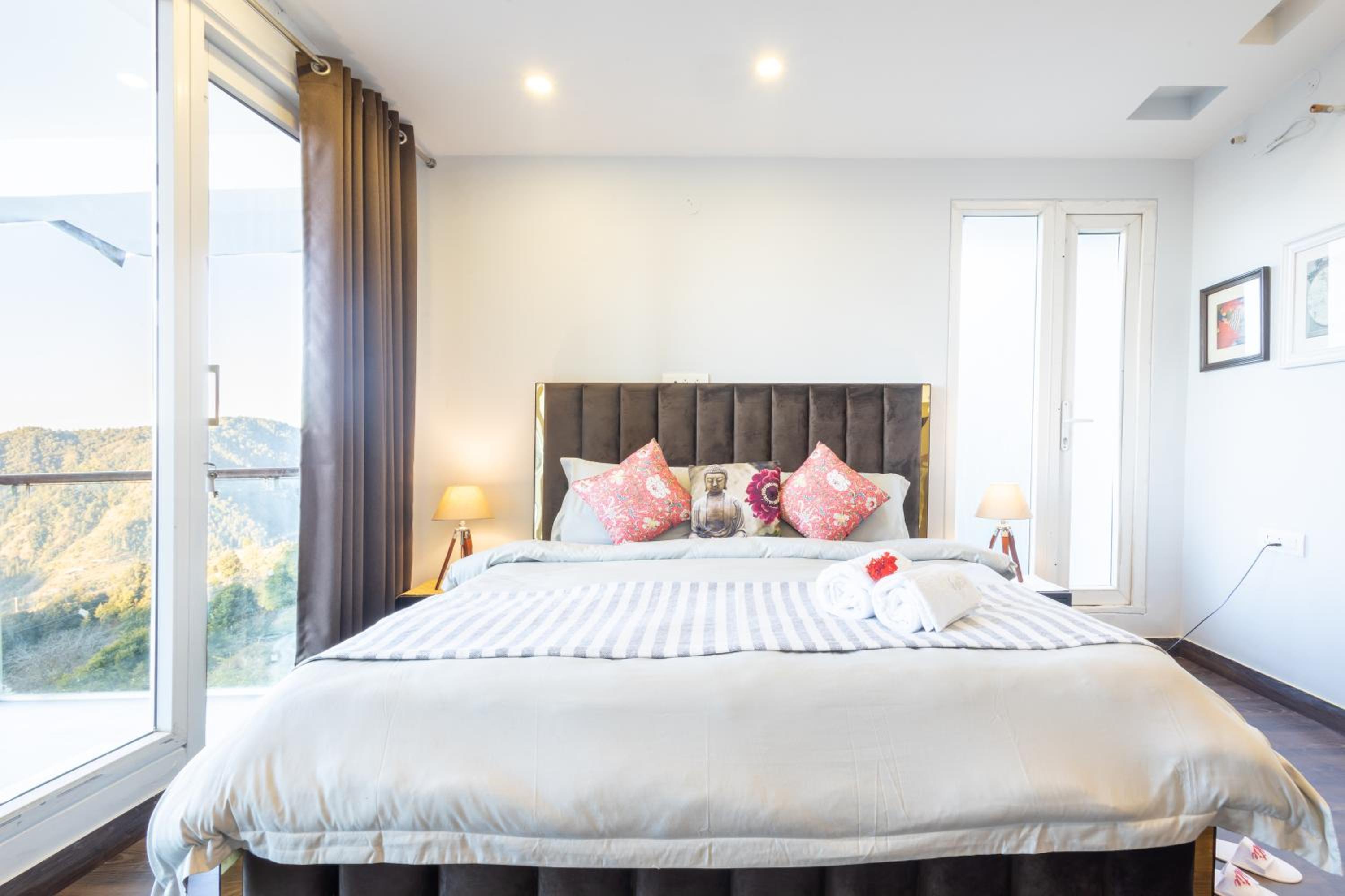 Hostie Imperial Chalet-3 BHK Mountain Villa, Chail view 4