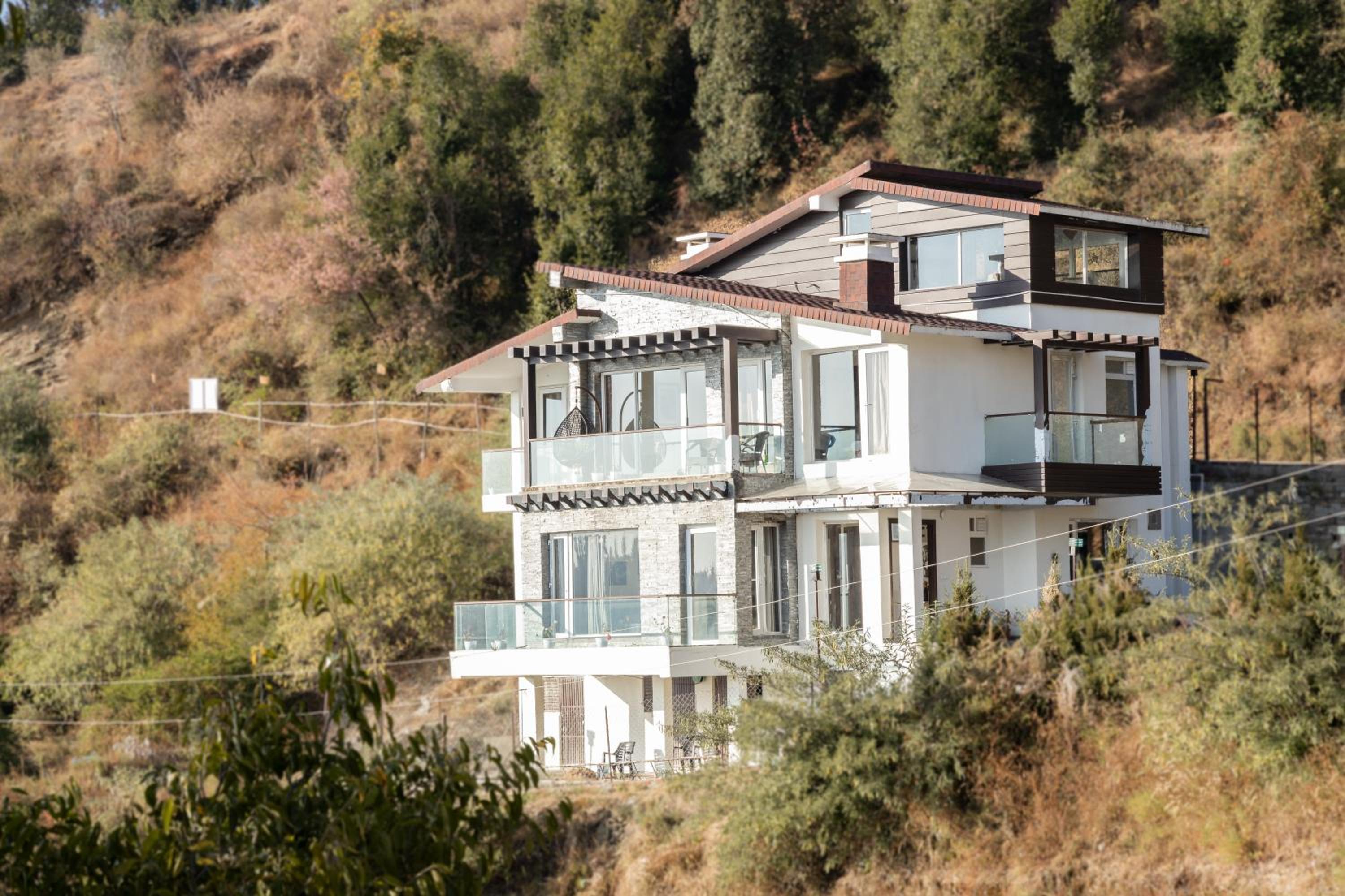 Hostie Imperial Chalet-3 BHK Mountain Villa, Chail view 3