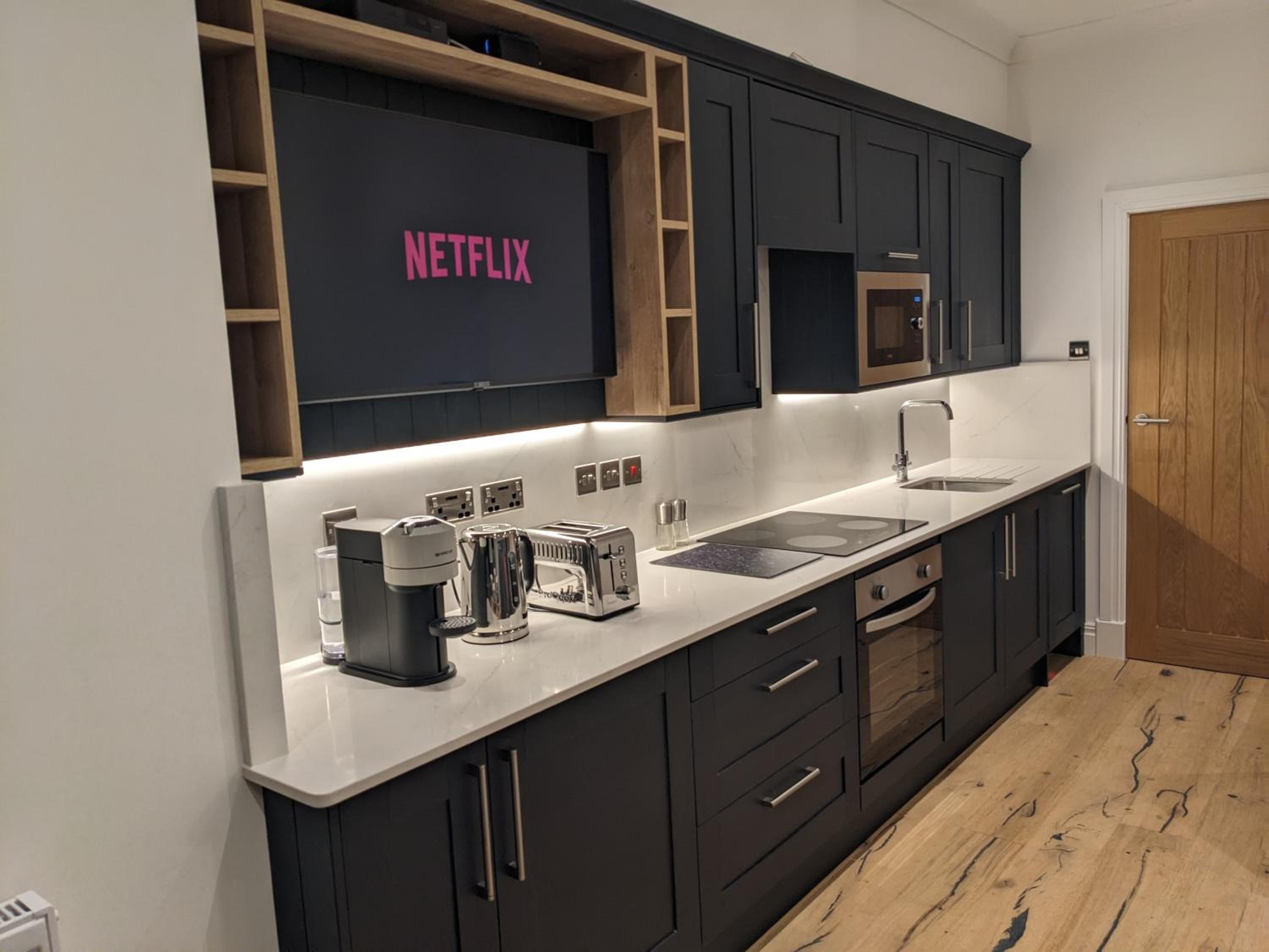 Modern aptmt, 2 Stops to Central London, Smart lock, Netflix view 2