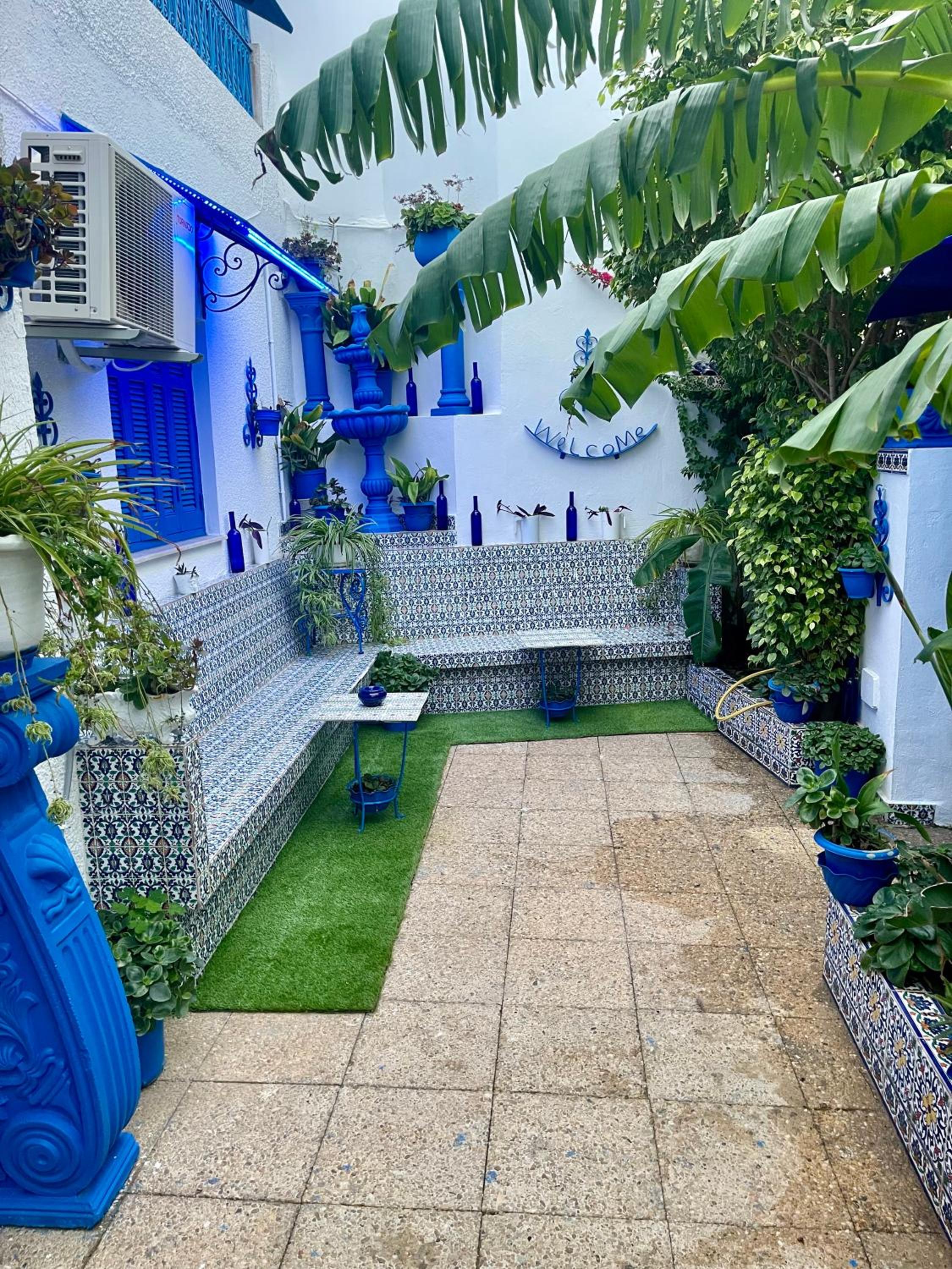 The Blue and White Perle view 5