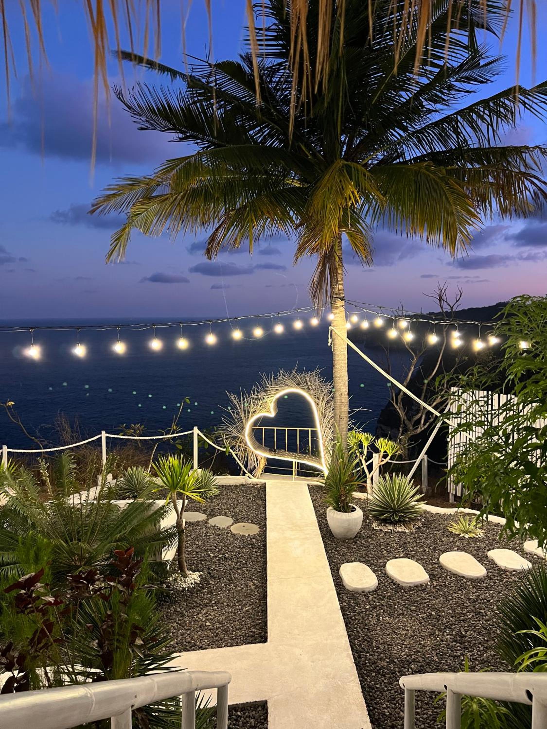 Tropical Glamping Nusa Penida - Private Romantic Seaside Bungalow Diamond Beach view 3