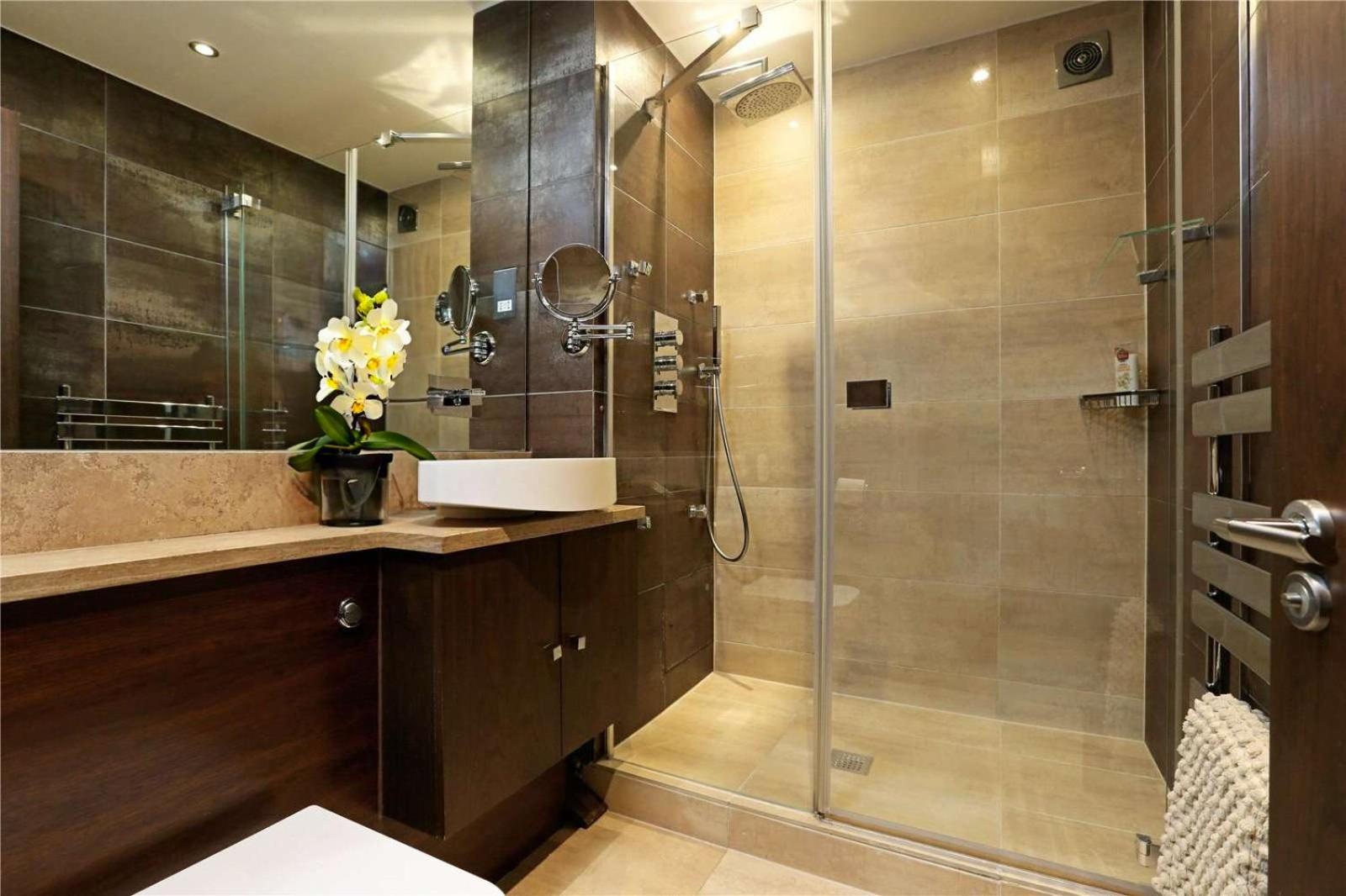 Luxury Large Park Lane Views 1250sqft