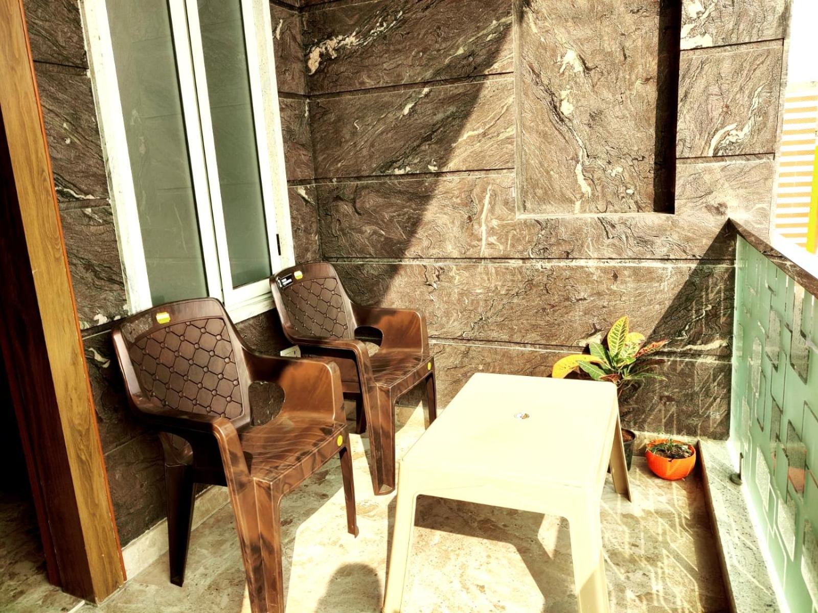 Premium Homestay Near Banke Bihari Ji with Power Backup-Free WiFi-Washing Machine in 1BHK