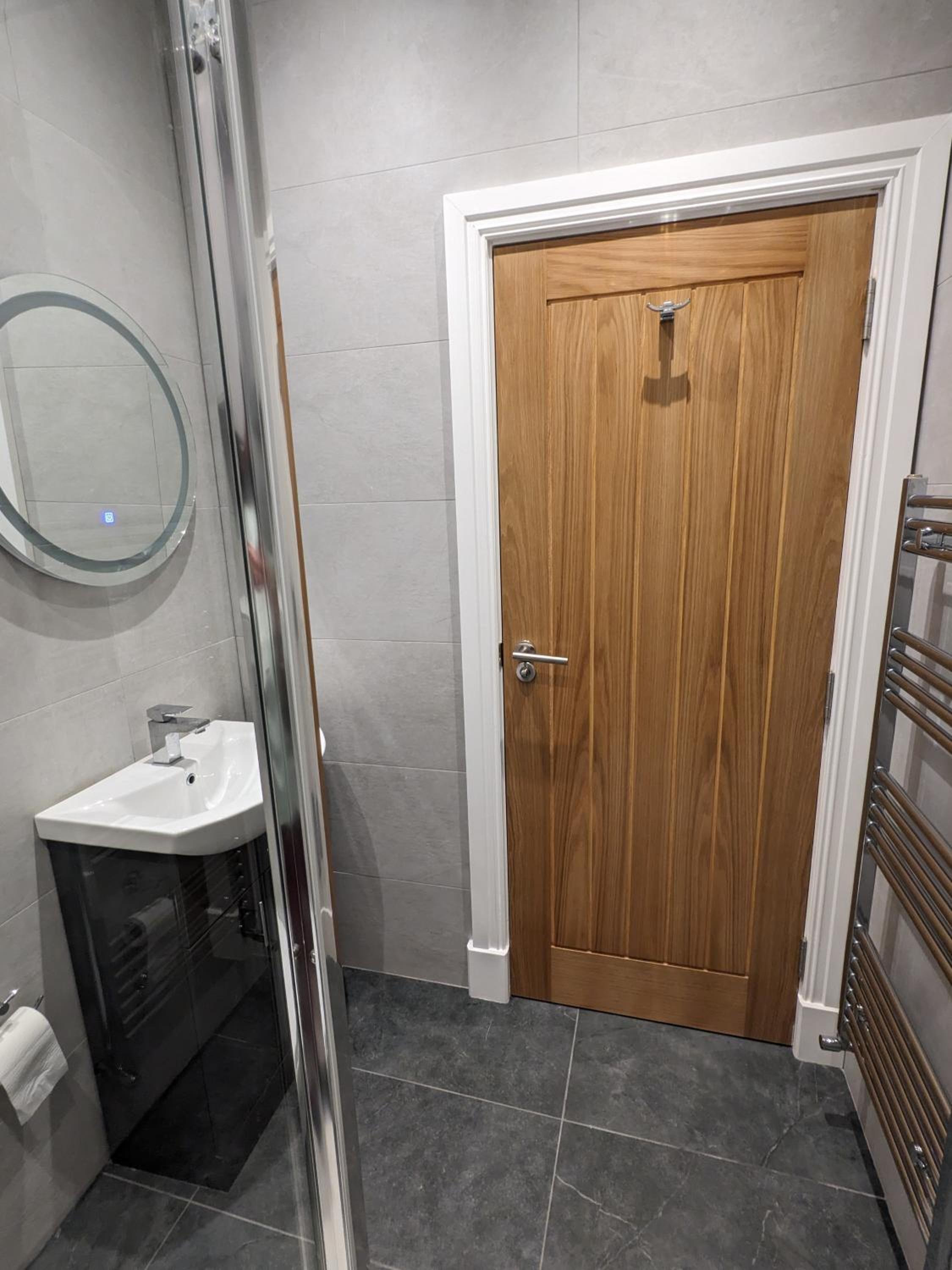 Modern aptmt, 2 Stops to Central London, Smart lock, Netflix view 5