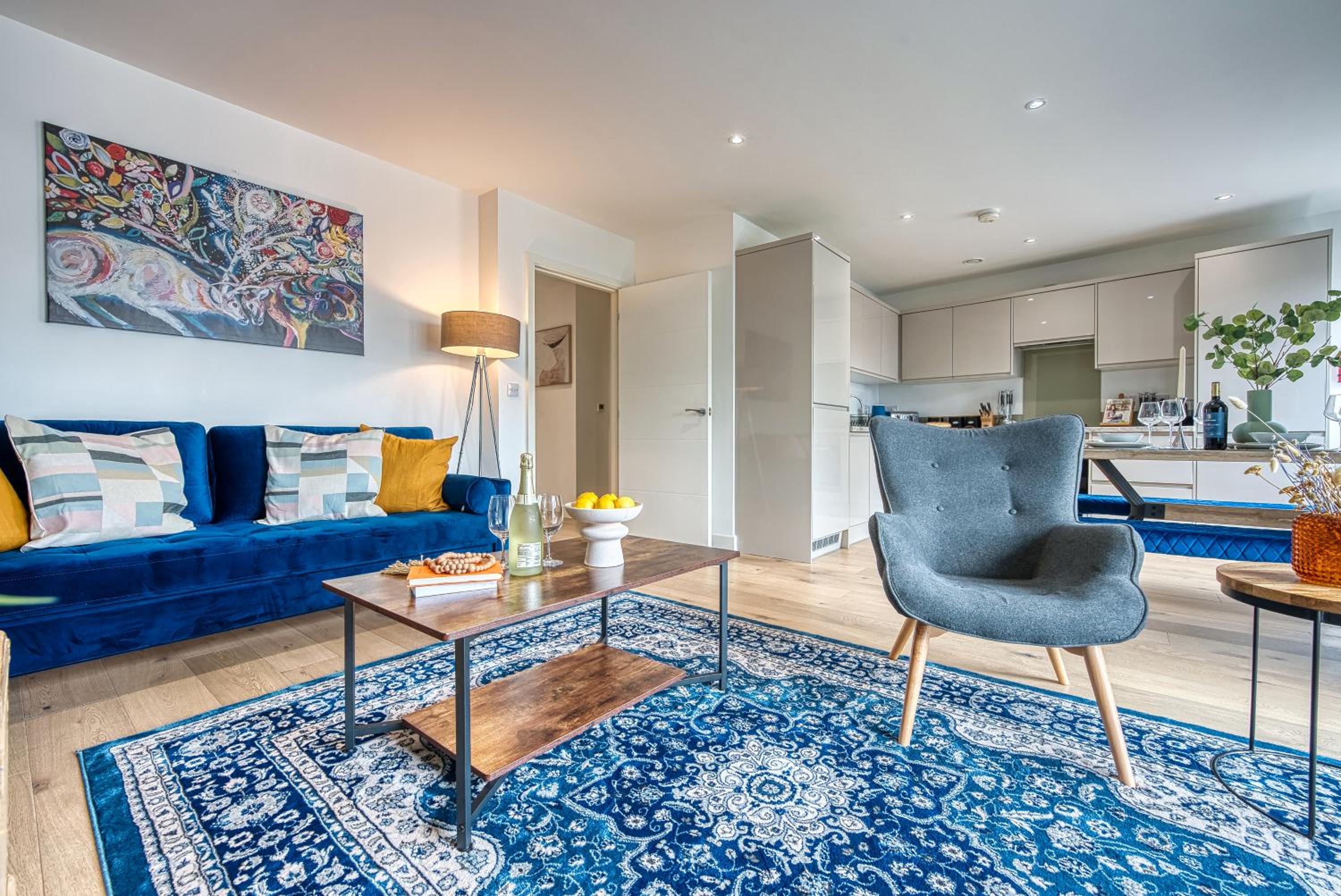 2-Bedroom Cosy, Spacious, & Modern City Apartment, Prime Location! Sleeps 6, Southampton Ocean Village - by Blue Puffin Stays view 2