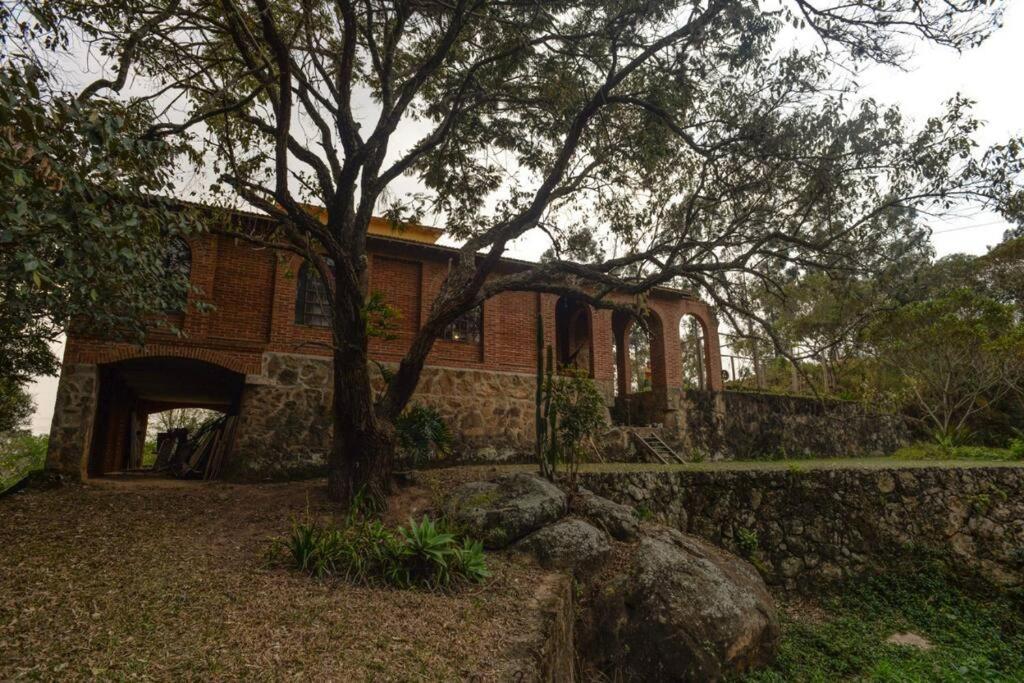Casa rústica cercada de natureza em Atibaia