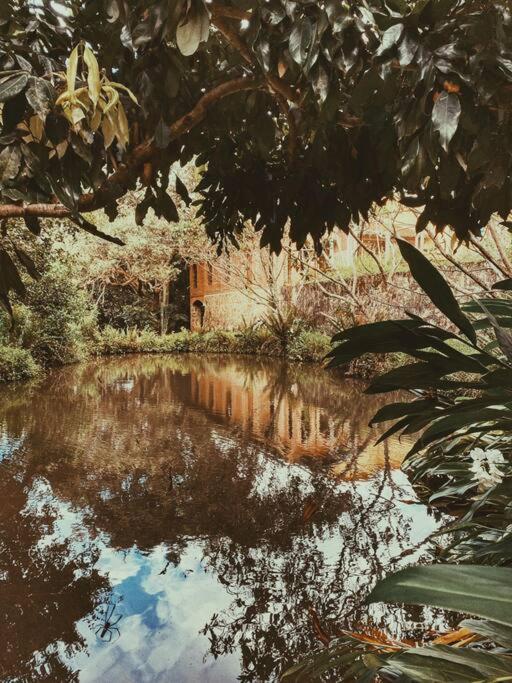 Casa rústica cercada de natureza em Atibaia