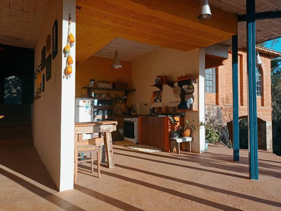 Casa rústica cercada de natureza em Atibaia