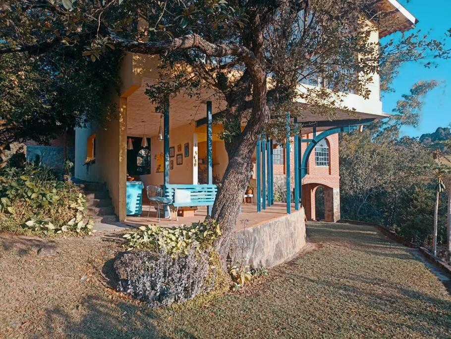 Casa rústica cercada de natureza em Atibaia