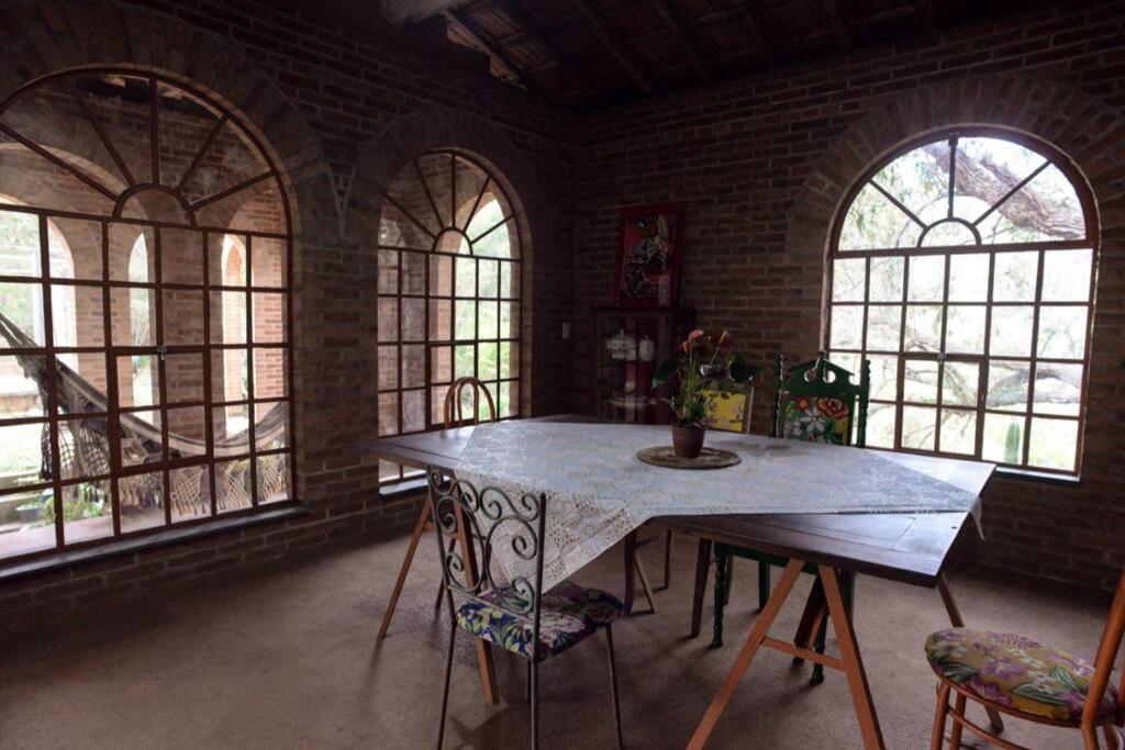 Casa rústica cercada de natureza em Atibaia