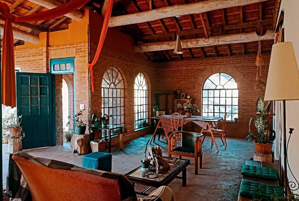 Casa rústica cercada de natureza em Atibaia