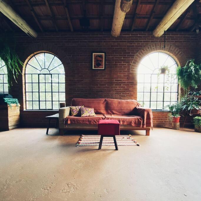 Casa rústica cercada de natureza em Atibaia