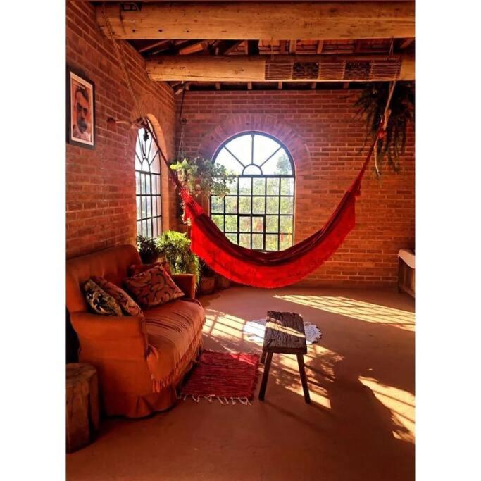 Casa rústica cercada de natureza em Atibaia