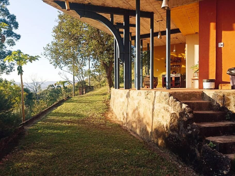 Casa rústica cercada de natureza em Atibaia