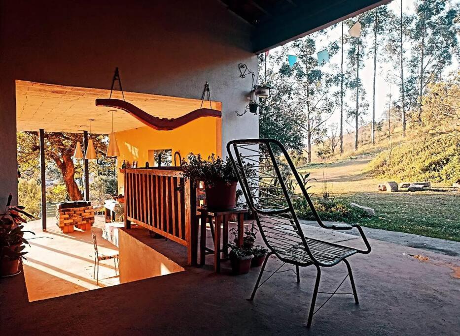 Casa rústica cercada de natureza em Atibaia