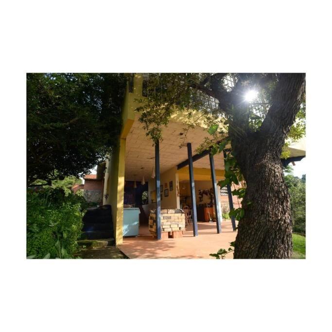 Casa rústica cercada de natureza em Atibaia