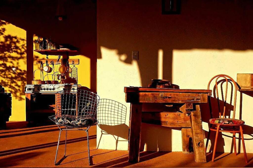 Casa rústica cercada de natureza em Atibaia