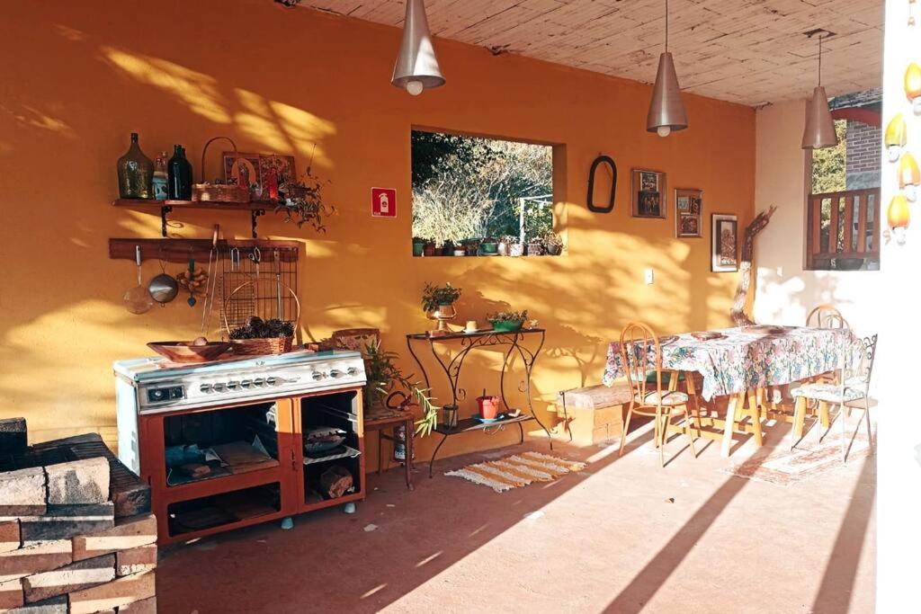 Casa rústica cercada de natureza em Atibaia