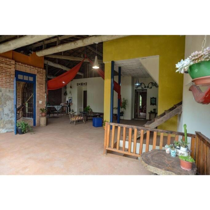 Casa rústica cercada de natureza em Atibaia